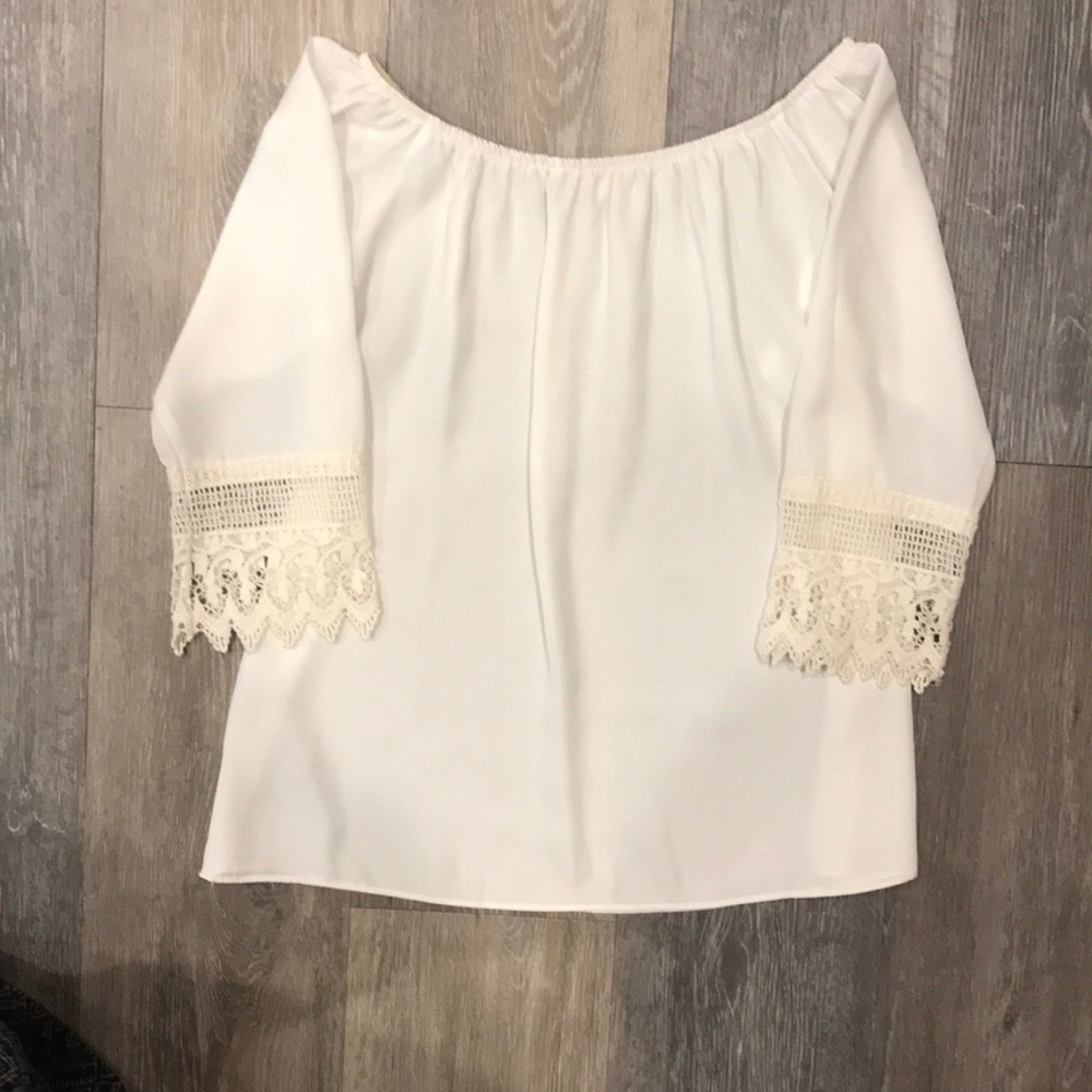 Off the shoulder white shirt w/lace sleeves MED